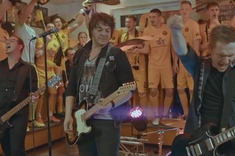 Neue Hymne des VfB Auerbach fetzt bei Premiere - Die Band Simultan, die Grünbacher Folkloristen und Spieler des VfB Auerbach im Video zum "Heimatlied", das vom Mühlgrüner Filmproduzenten Peter Müller gedreht wurde.