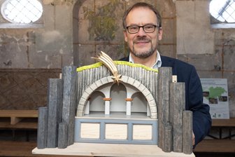 Neue Idee für alte Gruft: Warum es in Scheibenberg einen ganzen Berg voll Geschichten zu erzählen gibt - Sie ist ein historisches Kleinod: die Bergmeisterkapelle in Scheibenberg. Ihr Inneres soll schrittweise saniert werden und künftig einen Erzählberg beherbergen. Ein Modell davon hat Pfarrer Stephan Schmidt-Brücken schon.