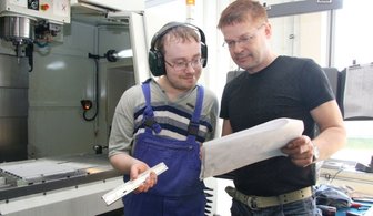 Arbeiter an CNC-Maschine