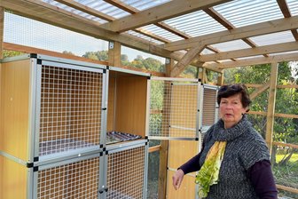 Neue Igelranch soll Jungtieren im Erzgebirge das Leben retten - Christine Grzelka in der neuen Igelranch auf dem Gelände der Zschopauer Tierschutzstation.