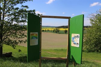 Neue Impulse für Tourismus im Vogtland: Fenster zur Wipfeltour öffnet sich und neue Broschüre für Wanderer und Radfahrer an Landesgrenze zu Thüringen - Das neue Fenster zur Wipfeltour findet man in Stelzen.