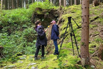 Neue Indizien: Wurde das Bernsteinzimmer in Rodewisch versteckt? - Walter Hemmerlein gibt ein Interview im Taubenberger Forst bei Rodewisch. An dieser Stelle vermutet er einen Stollen mit geheimen Kunstguteinlagerungen aus den letzten Tagen des Zweiten Weltkrieges. Eine Schatzhöhle scheint hier gut vorstellbar, doch wie sieht die Realität aus? 