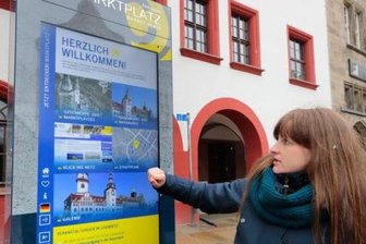 Neue Informationsstele am Rathaus nach Softwarefehler wieder funktionstüchtig - Gegen Mittag funktionierte die Infostele am Rathaus wieder.