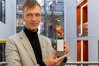 Neue Initiative: Erzgebirgskreis kürt das "Ehrenamt des Monats" - Erik Gläser von der Fachstelle Ehrenamt im Landratsamt zeigt die neue Figur, die Ausgezeichnete für das "Ehrenamt des Monats" künftig als Dankeschön bekommen. Noch wird ein Name für den Wichtel gesucht. Vorschläge sind bis 20. November per Mail an ehrenamt@kreis-erz.de möglich.