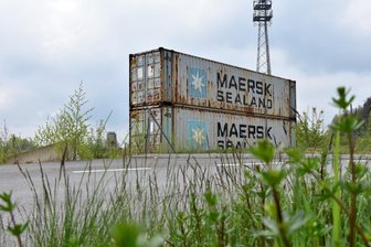 Neue Interessenten für Filetstück im Industriegebiet an der A 72 bei Reichenbach - Auf die Bautafel an den Containern von Maersk Sealand wartet man seit Jahren vergebens.