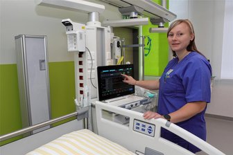 Neue ITS am Erzgebirgsklinikum Haus Annaberg: Wo Lichtdecken Patienten entspannen sollen - Jessica Hunger, Schwester auf der ITS, freut sich über die verbesserten Arbeitsbedingungen.