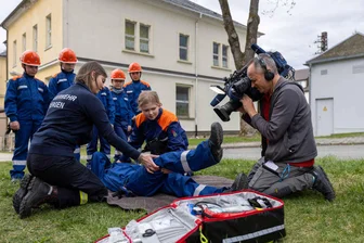 Neue Jugendfeuerwehr in kleinem Ort im Vogtland kommt groß raus - Gerald Gerber filmt eine Rettungsübung der Jugendfeuerwehr.