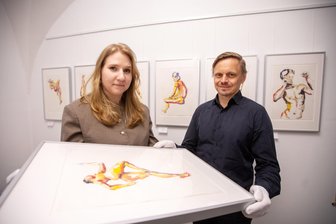 Neue Kabinettausstellung in Plauen zeigt Aktzeichnungen von Michael Persch - Sarah Kühnel, wissenschaftliche Mitarbeiterin in der e.o.plauen-Galerie, und Künstler Michael Persch.