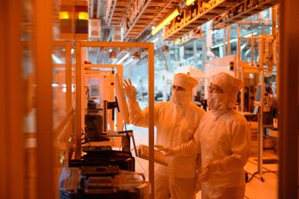 Neue Kaderschmiede für TSMC, Infineon und Co: Bundesweit erster englischsprachiger Berufsbildungsgang ab 2028 in Dresden? - Blick in einen Reinraum von Infineon in Dresden.