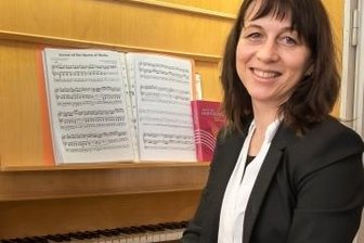 Neue Kantorin nun auch offiziell im Amt - Claudia Eckhardt, im Bild an der 1873 gebauten Poppe-Orgel der Bergkirche, ist die neue Kantorin. 