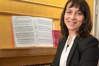 Neue Kantorin nun auch offiziell im Amt - Claudia Eckhardt, im Bild an der 1873 gebauten Poppe-Orgel der Bergkirche, ist die neue Kantorin. 