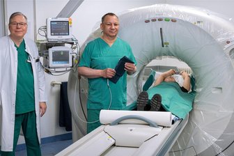 Neue Kassenleistung Herz-CT: Warum viele Sachsen das Nachsehen haben werden - Professor Dr. Stefan G. Spitzer (links) am CT-Gerät der Praxisklinik Herz und Gefäße in Dresden. In der Mitte Dr. Clemens T. Kadalie, Facharzt für Radiologische Diagnostik/Nuklearmedizin. (Archivfoto)