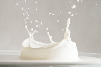 Neue Kennzeichnungspflicht für Milch: Das ändert sich - Bessere Kennzeichnung für Verbraucher: Eine neue Verordnung soll für klare Angaben zu Inhaltsstoffen und Wärmebehandlung bei Milchprodukten sorgen.