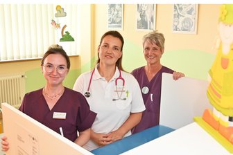 Neue Kinderärztin in Mittweida: Das Telefon steht kaum noch still - Die neue Kinderärztin Jana Mahdalová in der MVZ-Praxis für Kinder- und Jugendmedizin in Mittweida mit den Schwestern Darja (l.) und Bianka. Schwester Birgit war beim Fototermin nicht in der Praxis.
