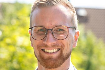 Neue Kita-Beiträge: Bürgermeister will Klarheit schaffen - Bürgermeister Tobias Kämpf klärte ausgewählte Elternvertreter jetzt über die Teuerung der Kita-Beiträge auf.