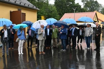 Neue Kläranlage eingeweiht - Auch ein Regenschauer hielt die Gäste aus Politik und Wirtschaft nicht davon ab, nach dem Festakt die erweiterte Kläranlage zu besichtigen.