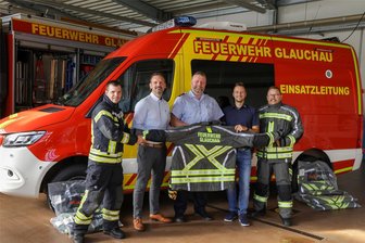 Neue Klamotten für die Feuerwehrleute aus Glauchau: Jacken und Hosen kosten rund 320.000 Euro - Stadtwehrleiter Mike Wunderlich (Mitte) bei der Übergabe der Jacken mit dem Schriftzug „Feuerwehr Glauchau.“