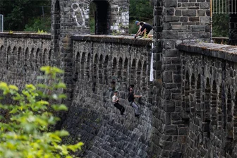 Neue Klettersteige sollen nur der Anfang sein: Euba hat Großes mit der Chemnitzer Talsperre vor - Klettern an der Staumauer: Das war bis in die 1990er-Jahre hinein in Euba schon einmal erlaubt, wurde dann verboten. Jetzt wird es durch den Deutschen Alpenverein Sektion Chemnitz sowie den Walden e.V. wiederbelebt. Hier werden zwei Kletterer von Pressefotografen abgelichtet.