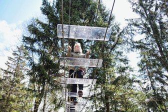 Neue Kletterwald-Parcours mit dem besonderen Kick - Sorgt für kribbelige Momente: die neue Plexiglas-Hängebrücke im Kletterwald Schöneck. Dajana Schmeißer probiert sie schon einmal aus.