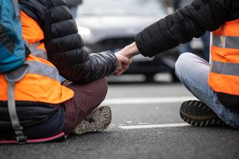 Neue Klimaaktivisten: Bürgerräte statt Sekundenkleber - Klimaaktivisten der Klima-Gruppe Letzte Generation blockieren eine Straße. Die Protestgruppe nennt sich inzwischen Neue Generation. Sie kündigt eine Protest- und Widerstandswoche an.
