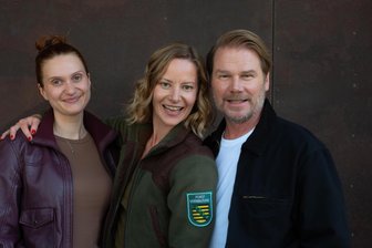 Neue Kommissarin des „Erzgebirgskrimis“: „Im Erzgebirge war ich vorher noch nicht“ - Hier stimmt offenbar die Chemie: Kai Scheve und Teresa Weißbach (Mitte) mit ihrer neuen Kollegin Mathilda Switala gestern zum Pressetermin in Hohenstein-Ernstthal.