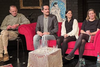 Neue Komödie am Freiberger Theater: Geld? Nein! Ja! Weissnich? - Michael Berger, Fabian Vogt, Cornelia Wöß und Juschka Spitzer in Freiberg auf der Bank.