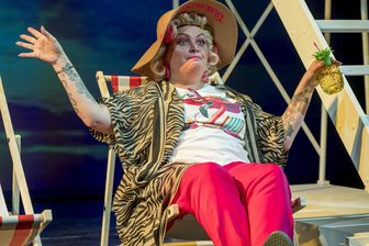 Neue Komödie im Annaberger Theater strapaziert die Lachmuskeln des Publikums - Sie ist Elsa Jean Krakowski – „Eine Mords-Freundin“: Schauspielerin Gisa Kümmerling. Eine Paraderolle für die Annabergerin, die seit mehr als 25 Jahren auf der Bühne des Eduard-von-Winterstein-Theaters steht.