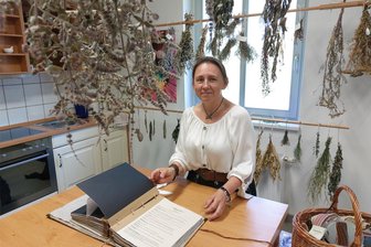 Neue Kräuterfee am Schneckenstein: Marta Jaroszewski will am 28. Juli die Kräuterküche wiedereröffnen - Marta Jaroszewski mit ihrem ersten Pflanzenbuch. Sie ist die künftige Kräuterfee im Mineralienzentrum am Schneckenstein, das zur dortigen Topaswelt gehört. Im Gebäude hat sie eine Kräuterküche und gleich vor der Haustür einen Kräutergarten. Am 28. Juli bietet sie die erste Kräuterwanderung mit anschließender Verkostung an.