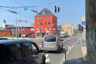 Neue Kreuzung in Plauen: Warum Linksabbiegen von der Hofer Straße auf die Turnstraße nicht möglich ist - Stadteinwärts ist das Linksabbiegen von der Hofer Straße auf die Turnstraße nicht gestattet.