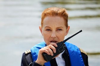 Neue Krimiserie "WaPo Elbe": Sächsisch verboten? - Auf der Elbe im Einsatz: Carina Wiese als Wasserpolizistin Maike Junghans.