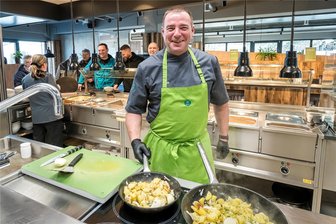 Neue kulinarische Anlaufstelle im Erzgebirge: Wenn es Schnitzel oder Burger gibt, ist die Kantine voll - Küchenchef Jan Engelmann bei der Zubereitung von Bratkartoffeln. Bei Elsaʾs gibt es täglich zwei wechselnde Gerichte. Mal gibt es Schnitzel, mal Lasagne, mal Soljanka und vieles mehr.
