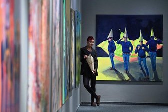 Neue Kunst in Chemnitz: Das Schöne und der Hintersinn - Lydia Thomas hat eine DDR-Einwickeltüte auf dem Kopf ihres Galeristen im Bild "Antioxidant/Täglich frisches Obst" verewigt. 