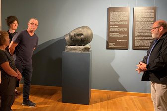 Neue Kunst in Oederan: Der Schlafende Kopf und die aufgeweckte Debatte - Die Skulptur Testa Addormentata (Schlafender Kopf) von Igor Mitoraj wurde im Museum Oederan enthüllt. Sie wird als Leihgabe bis Ende 2025 zu sehen sein.
