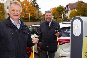 Neue Ladesäule: Mehr Vogtländer fahren elektrisch - Der Plauener Stadtwerke-Geschäftsführer Peter Kober (links) und Ortsvorsteher Michael Findeisen nahmen die neue E-Ladesäule auf dem Jößnitzer Wanderparkplatz offiziell in Betrieb.