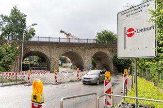 Neue Langzeitbaustelle im Erzgebirge: Annaberg-Buchholzer Innenstadtring wird in weiterem Bereich gesperrt - Wo zuletzt noch Autos fahren konnten, wird die Bahnhofstraße ab Montag gesperrt.