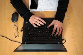 Neue Laptops für Lehrer liegen vier Monate im Rathaus von Meerane - Die Laptops für Lehrer aus der Lindenschule liegen im Neuen Rathaus.