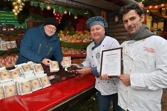 Neue Leckerei auf dem Christmarkt: Freiberger Spitzen sind Pfefferkuchen mit Lokalkolorit - Freiberger Spitzen heißt das Angebot von Gerd Gmeiner, René Buschmann und Mario Köhler.
