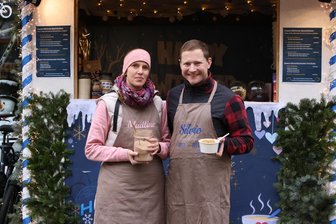 Neue Leckereien auf dem Zwickauer Weihnachtsmarkt: So schmecken Milchreis, XXL-Pommes und frittierte Teigtaschen - Bei der „Milchreise“ an der Münzstraße (Madline Hausschild und Silvio Stich) lockt süßer Milchreis.