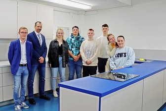 Neue Lehrküche für Turley-Oberschule Oelsnitz - Bürgermeister Thomas Lein, Schulleiter Kay Hertel (von links) und Schüler in der neuen Lehrküche. Foto: Stadtverwaltung Oelsnitz