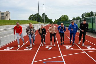 Neue Leichtathletik-Anlage im Sportforum: Beste Bedingungen für Profisportler und alle Bürger - Spitzensportler aus Chemnitz bei der Eröffnung der neuen Bahn: Jada Julien, Katharina Maisch, Laura Mier, Rebekka Haase, Corinna Schwab, Max Heß, und Steven Freund (von links).