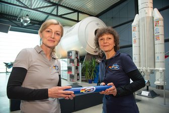 Neue Leiterin in der Deutschen Raumfahrtausstellung: „Einen besseren Zeitpunkt hätte es nicht geben können“ - Katrin Trommer (links) ist die neue Museumsleiterin in der Deutschen Raumfahrtausstellung in Morgenröthe-Rautenkranz. Sie hat den Staffelstab von Romy Mothes (rechts) übernommen.