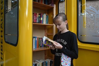 Neue Lektüre gesucht? In „Biblio-Theke“ in Milkau wird man fündig - Lenya war zur Eröffnung der „Biblio-Theke“ eine der ersten Nutzerinnen.
