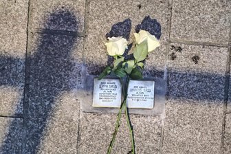 Neue Lichtensteiner Stolpersteine: Rosen für Nazi-Opfer - An den Stolpersteinen legten die Mitglieder des SPD-Ortsvereins auch weiße Rosen nieder.