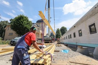 Neue Limbach-Oberfrohnaer Sporthalle bekommt etwas aufs Dach -