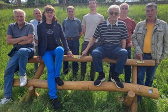 Neue Lümmelbänke für Grünberg - Mitglieder des Ortschaftsrates Grünberg (hinten) und des Lionsclubs (vorn) an der Bank.