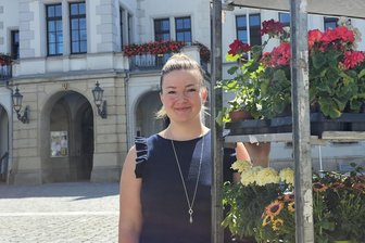 Neue Marktmeisterin im Vogtland: Sie sorgt für Leben im Herzen der Stadt - Lisa Hufenbach ist neue Marktmeisterin in Oelsnitz.