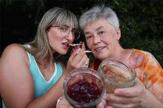 Neue Marmeladenkönigin im Erzgebirge: Mit dieser Kreation konnte sie die Jury überzeugen - Die alte und die neue Marmeladenkönigin: Melanie Wittig (l.) und Kerstin Sehm zeigen am Wochenende ihre Kreationen.
