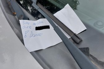 Neue Masche: Handschriftlicher Zettel am Auto lockt auf falsche Fährte - Der Zettel am Auto ließ eine „Freie Presse“-Redakteurin gleich an einen Unfallschaden denken.
