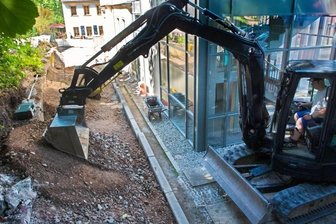 Neue Mauer sichert Frieden - Der Bau der neuen Stützmauer am Augustusburger Stadthaus dauert voraussichtlich noch bis Ende Juli. Die Betonelemente sollen nicht grau bleiben. 