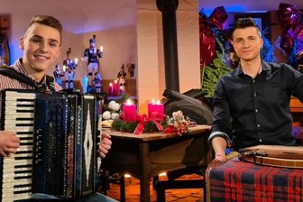 Neue MDR-Weihnachtssendung aus dem Erzgebirge: Grünhainer folgt auf Marianne Martin - In seiner erste Sendung begrüßt Florian Stölzel (r.) mit Julien Rauen einen jungen Drebacher, der als " 's Berschl" Musik macht.